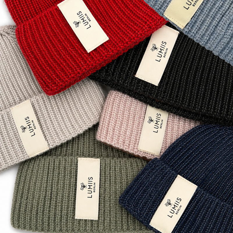 Reflektierende Beanies aus Merinowolle und Kaschmir von LUMIIS BERLIN in rot, babyblau, greige, anthrazit, rosé, salbei und marineblaub