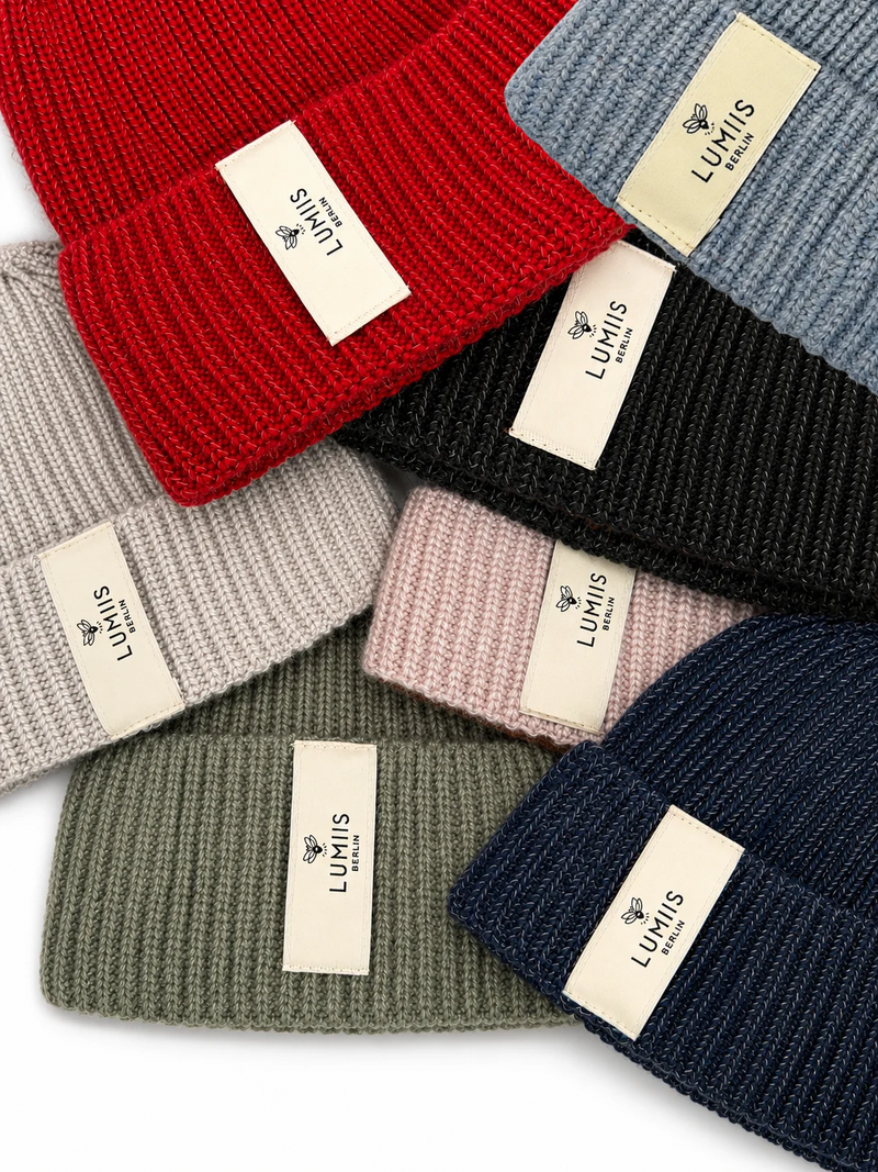 Reflektierende Beanies aus Merinowolle und Kaschmir von LUMIIS BERLIN in rot, babyblau, greige, anthrazit, rosé, salbei und marineblaub